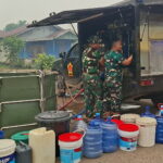 TNI Salurkan Air Bersih, Siap Minum untuk Warga Mempawah yang Terdampak Kekeringan.