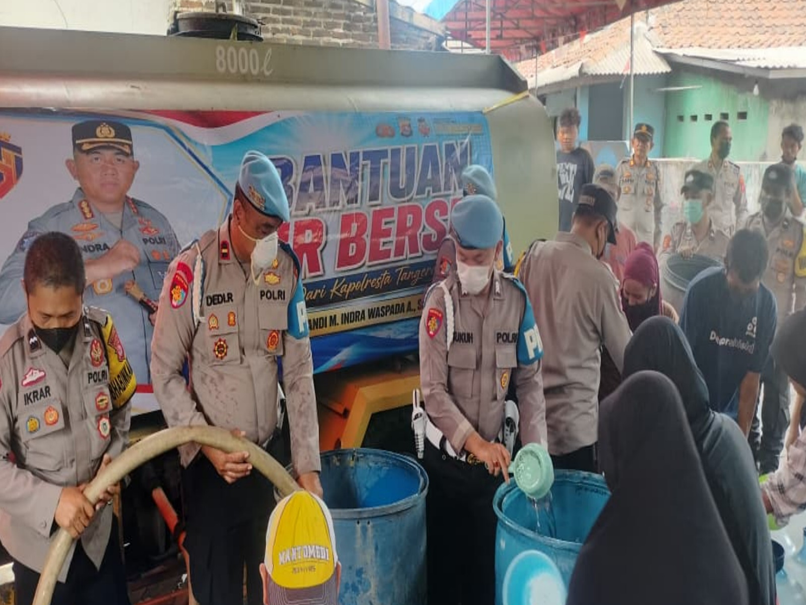 Aksi Sosial Sipropam Polresta Tangerang Salurkan Air Bersih