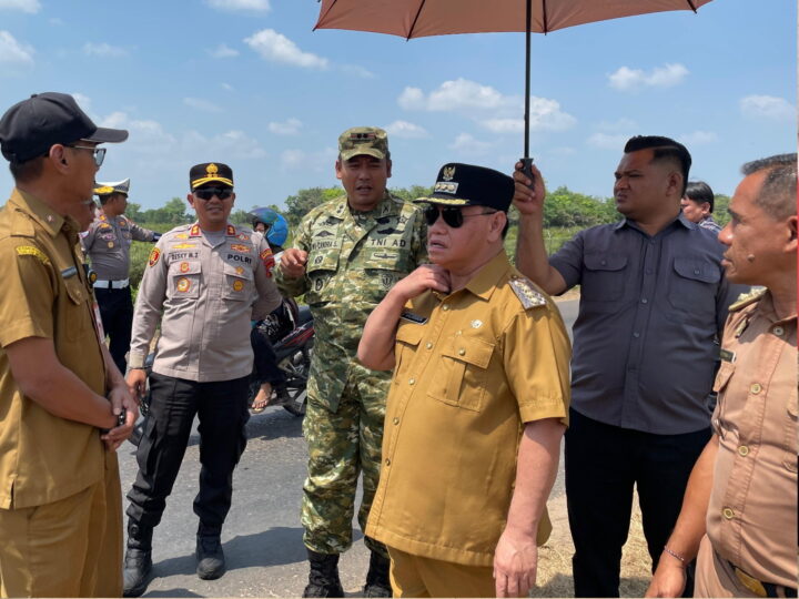 Bersama Bupati dan Dandim 1015, Kapolres Kotim Pantau Pembuatan Sekat Kanal di Kawasan Bandara, Cegah Karhutla Meluas.