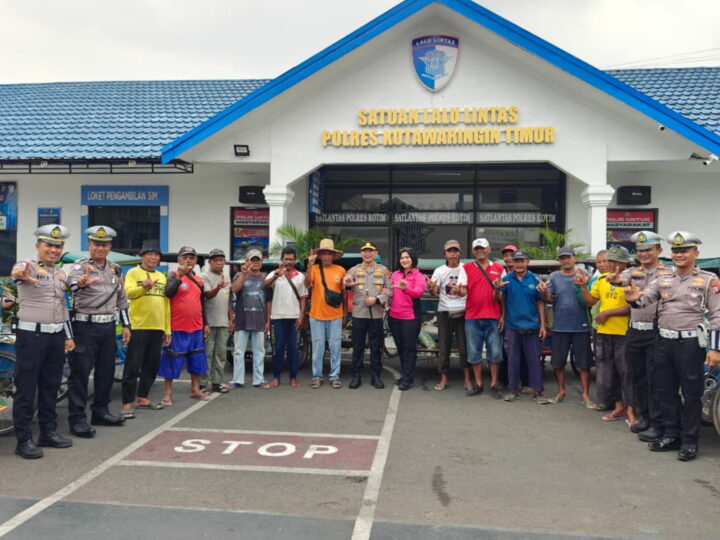 POLRES KOTIM GELAR BAKTI SOSIAL SAMBUT HARI LALU LINTAS KE-71, BAGIKAN SEMBAKO KE OJEK ONLINE