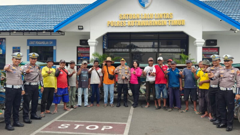 POLRES KOTIM GELAR BAKTI SOSIAL SAMBUT HARI LALU LINTAS KE-71, BAGIKAN SEMBAKO KE OJEK ONLINE