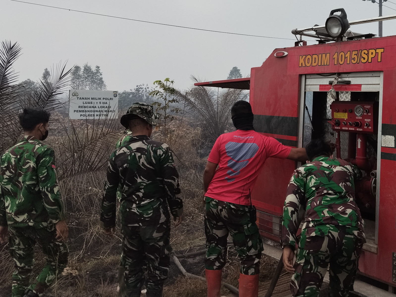 Personel Kodim 1015/Sampit Terus Sasar Titik Api Karhutla.