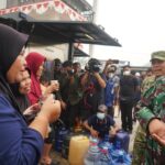 Darurat Air Bersih di Kalbar, TNI Turun Tangan Salurkan Air Siap Minum untuk Warga.