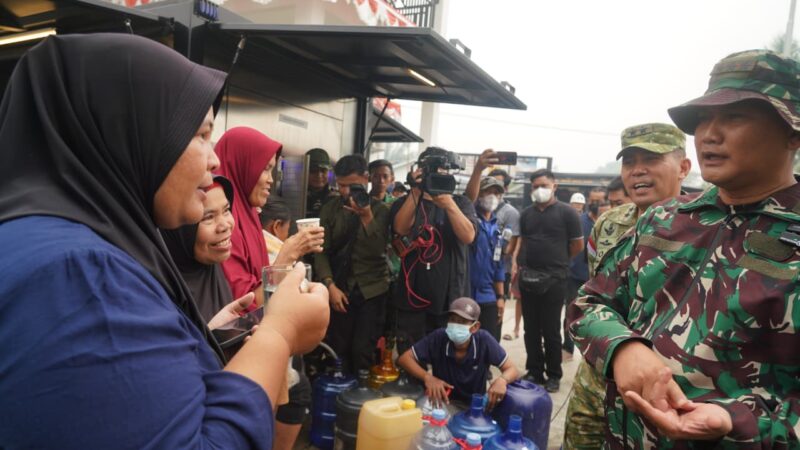 Darurat Air Bersih di Kalbar, TNI Turun Tangan Salurkan Air Siap Minum untuk Warga.