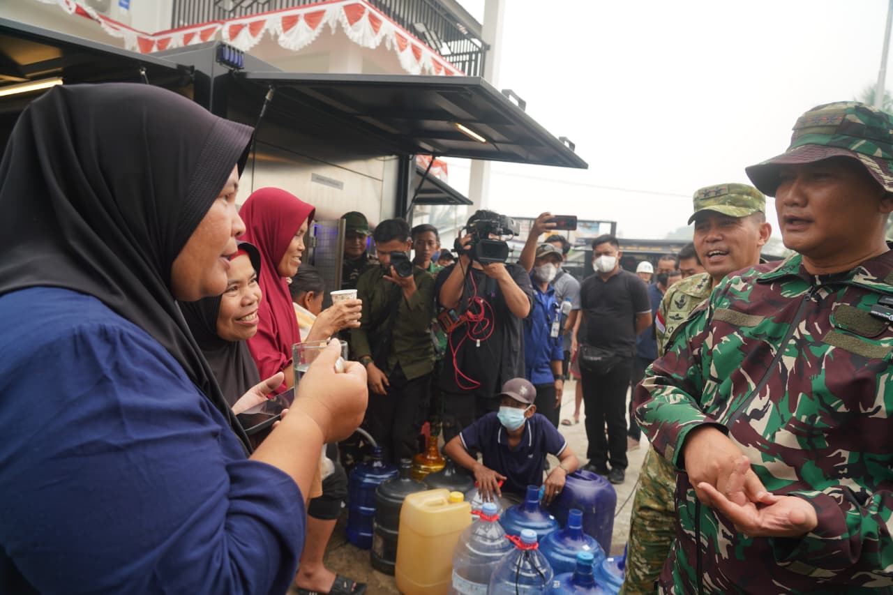 Darurat Air Bersih di Kalbar, TNI Turun Tangan Salurkan Air Siap Minum untuk Warga.