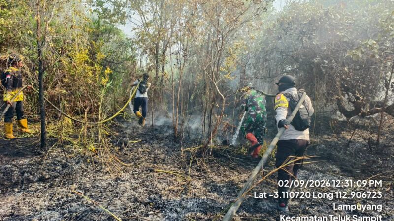 Sinergi Polsek Jaya Karya dan MPA Desa Lampuyang Padamkan Karhutla Lahan Gambut 3 Hektar