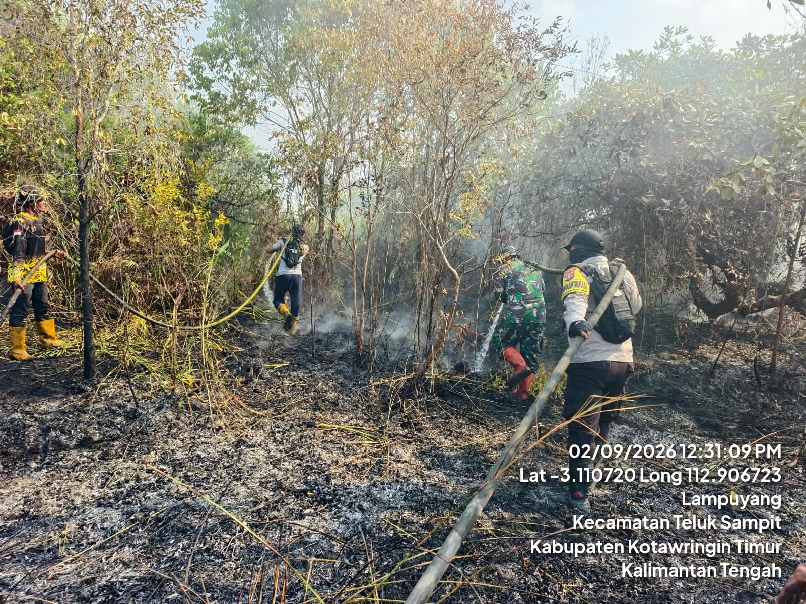 Sinergi Polsek Jaya Karya dan MPA Desa Lampuyang Padamkan Karhutla Lahan Gambut 3 Hektar
