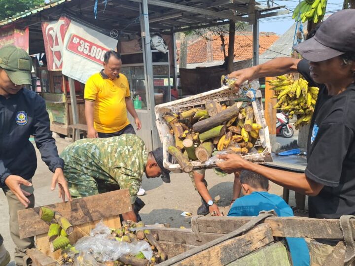 Jelang Peringati HUT TNI ke-81, Koramil Parungpanjang Bersama Forkopimcam Bersihkan Pasar Parungpanjang