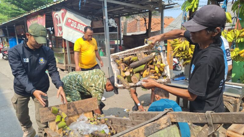 Jelang Peringati HUT TNI ke-81, Koramil Parungpanjang Bersama Forkopimcam Bersihkan Pasar Parungpanjang