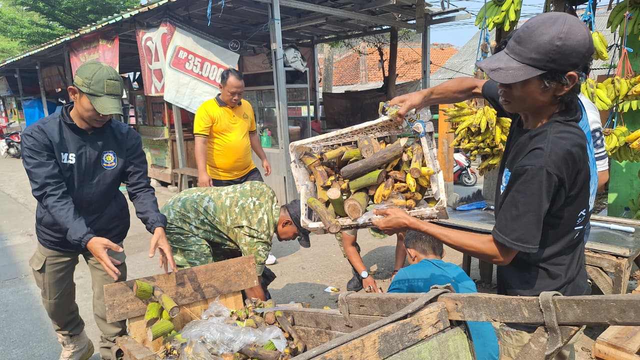 Jelang Peringati HUT TNI ke-81, Koramil Parungpanjang Bersama Forkopimcam Bersihkan Pasar Parungpanjang
