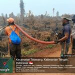 Polsek Telawang dan Warga Desa Tanah Putih Bahu-Membahu Padamkan Karhutla
