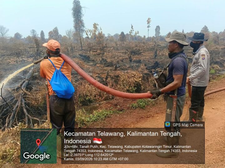 Polsek Telawang dan Warga Desa Tanah Putih Bahu-Membahu Padamkan Karhutla