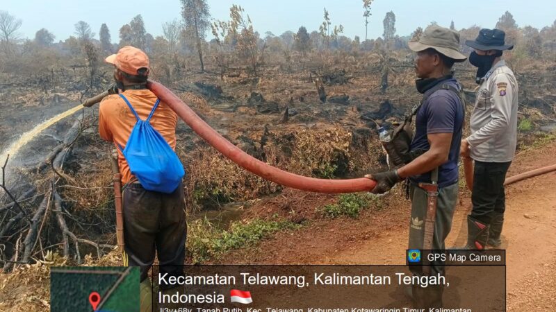 Polsek Telawang dan Warga Desa Tanah Putih Bahu-Membahu Padamkan Karhutla