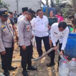 Polsek Kresek Polresta Tangerang Distribusikan Ribuan Liter Bantuan Air Bersih ke Jengkol Kresek