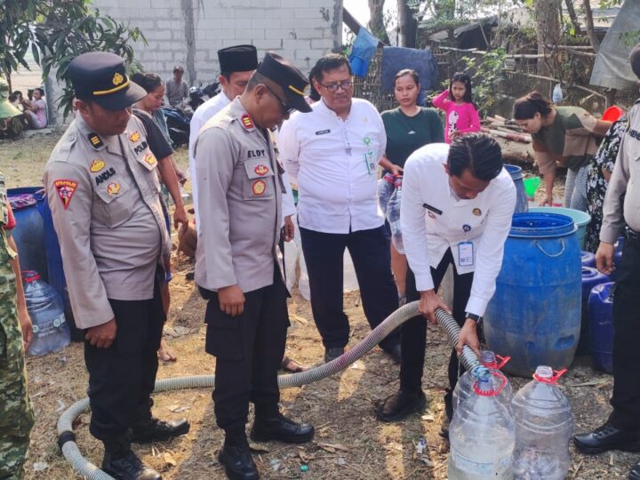 Polsek Kresek Polresta Tangerang Distribusikan Ribuan Liter Bantuan Air Bersih ke Jengkol Kresek