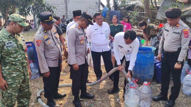 Polsek Kresek Polresta Tangerang Distribusikan Ribuan Liter Bantuan Air Bersih ke Jengkol Kresek