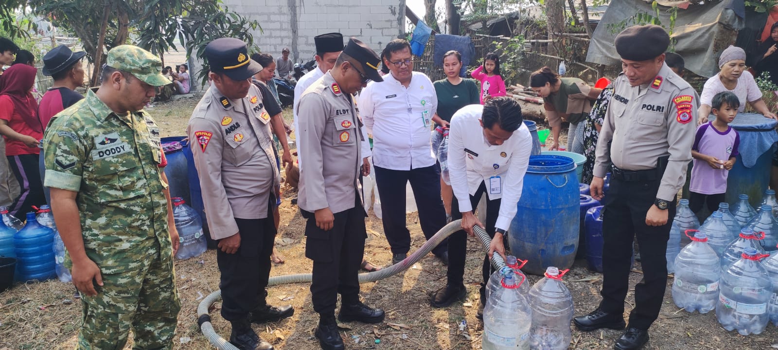 Polsek Kresek Polresta Tangerang Distribusikan Ribuan Liter Bantuan Air Bersih ke Jengkol Kresek