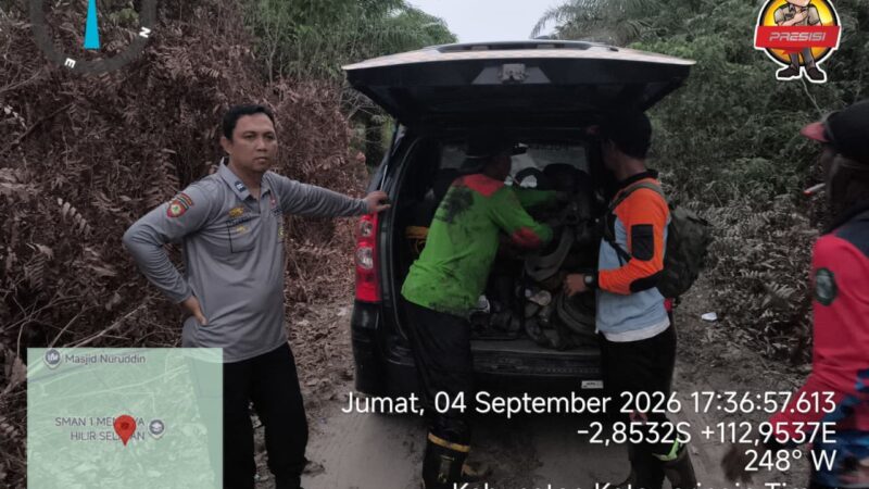 Polsek Jaya Karya Bersama Unsur Terkait Padamkan Api di Lahan Jalan SMAN 1 MHS