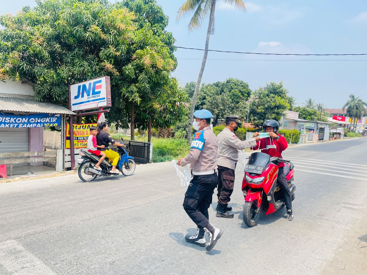 Polsek Mauk Gelar Patroli Dialogis, Imbau Masyarakat Gunakan Masker Antisipasi Abu Vulkanik