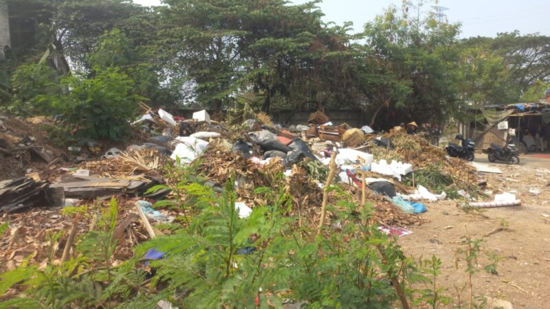 Sampah Kering Menggunung Lebih dari Dua Minggu di Dekat Perumahan Asteria, Warga Khawatir Picu Kebakaran