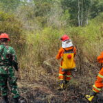 Koramil 1204-15/Sekadau Hilir Padamkan Tiga Titik Karhutla di Dusun Sungai Kunyit
