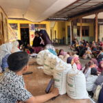 “Pegawai BULOG Turun Langsung Serahkan Bantuan Beras di Desa Paras Kecamatan Pangkur Kabupaten Ngawi”.