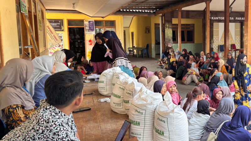 “Pegawai BULOG Turun Langsung Serahkan Bantuan Beras di Desa Paras Kecamatan Pangkur Kabupaten Ngawi”.