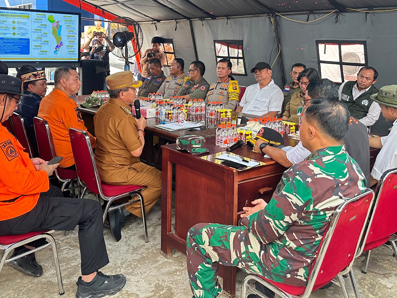 Kapolda Kalteng Dampingi Menhut dan Ka BNPB Gelar Rakor Penanganan Karhutla, Perkuat Operasi Darat dan Udara di Kapuas