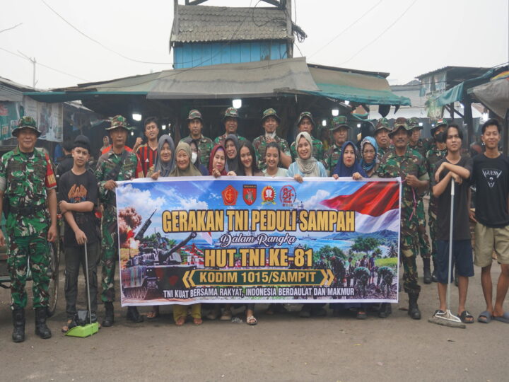 Sambut HUT TNI Ke-81, Kodim 1015/Sampit Bersama Korem 102/Pjg dan Masyarakat Laksanakan Gerakan TNI Peduli Sampah