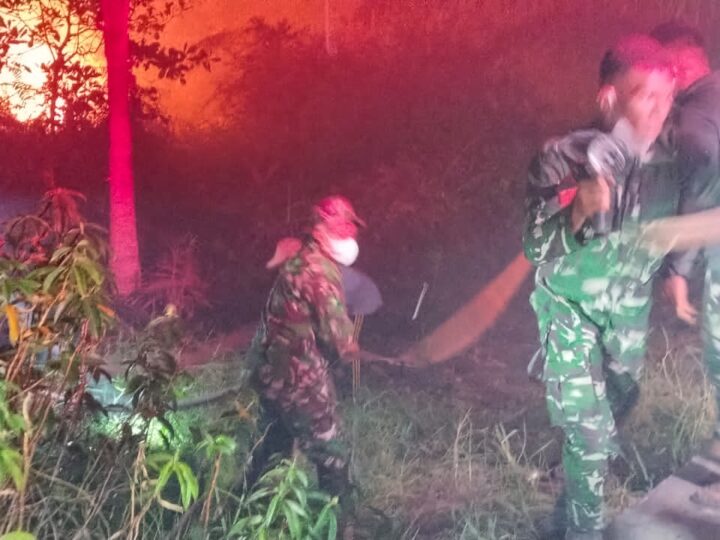 Tak Kenal Waktu, Satgas Karhutla Kodim 1016/Plk Terus Padamkan Api