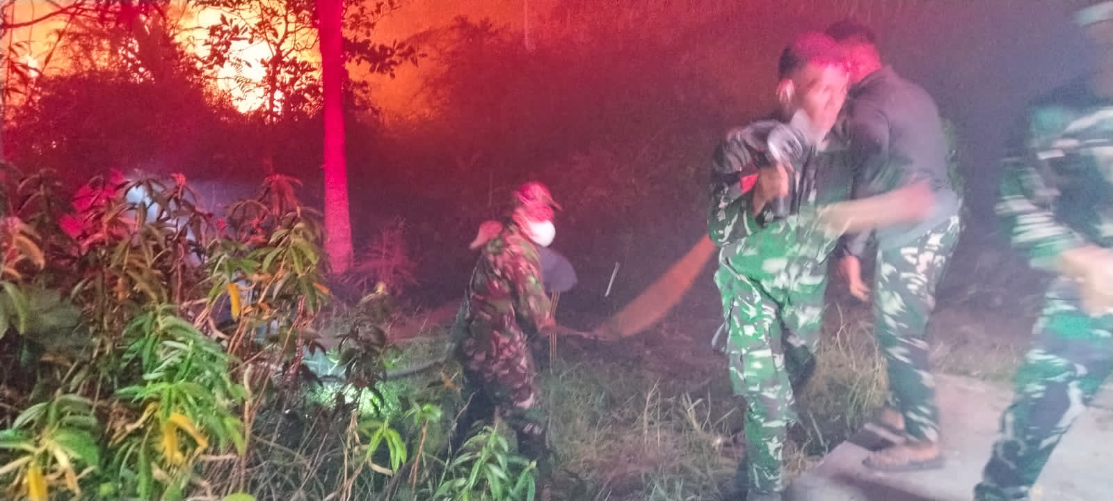 Tak Kenal Waktu, Satgas Karhutla Kodim 1016/Plk Terus Padamkan Api