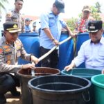 Sinergi Pemkab dan Polri, Kapolres Kotim Bersama Bupati Distribusikan Bantuan Air Bersih di Mentaya Hilir Selatan