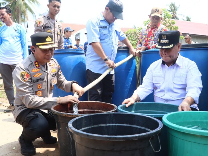 Sinergi Pemkab dan Polri, Kapolres Kotim Bersama Bupati Distribusikan Bantuan Air Bersih di Mentaya Hilir Selatan