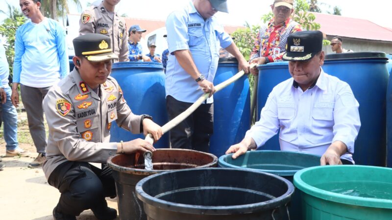Sinergi Pemkab dan Polri, Kapolres Kotim Bersama Bupati Distribusikan Bantuan Air Bersih di Mentaya Hilir Selatan