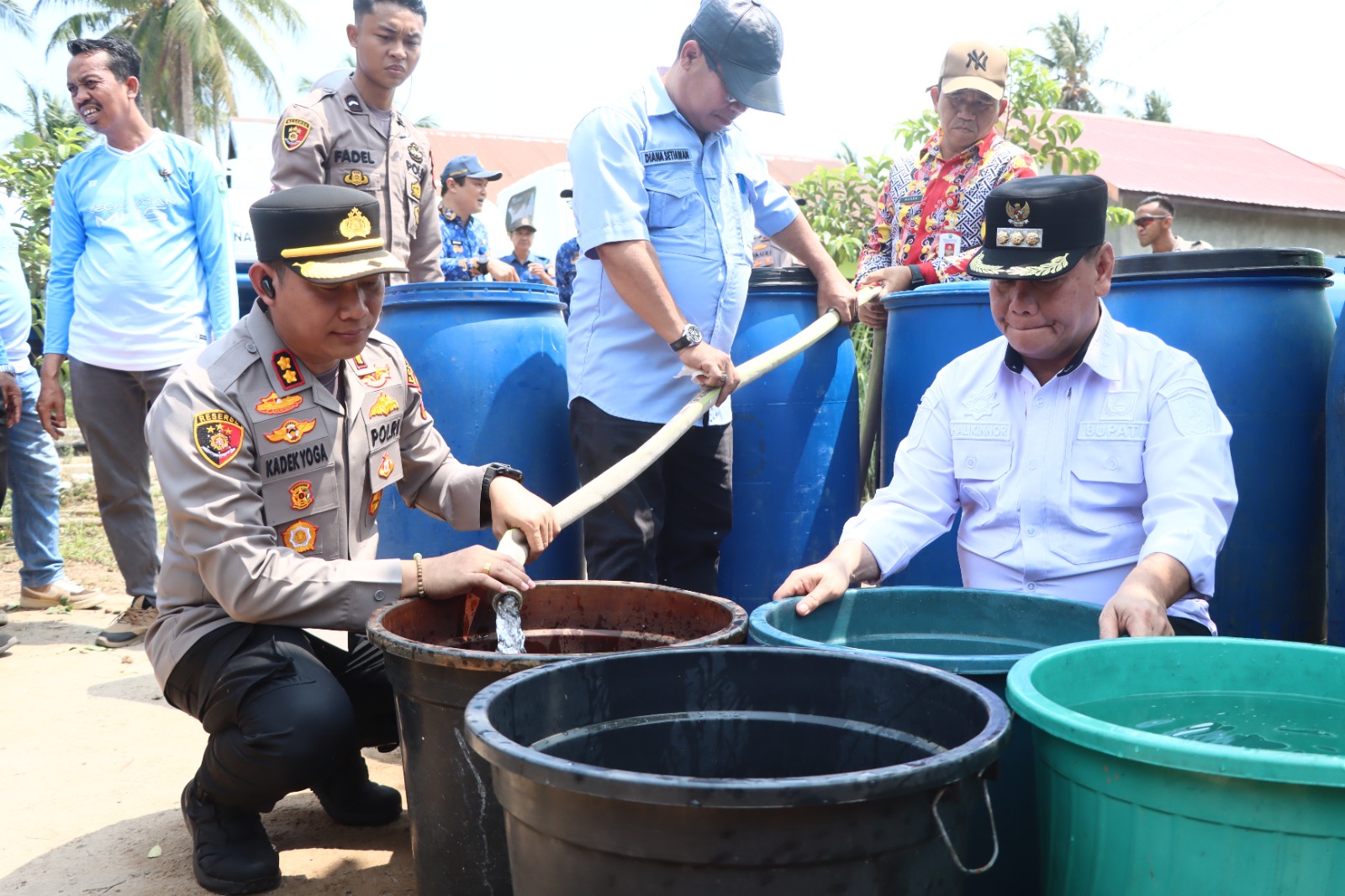 Sinergi Pemkab dan Polri, Kapolres Kotim Bersama Bupati Distribusikan Bantuan Air Bersih di Mentaya Hilir Selatan