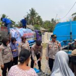 Polsek Kresek Polresta Tangerang Distribusikan Ribuan Liter Bantuan Air Bersih ke Sidoko Gunung Kaler