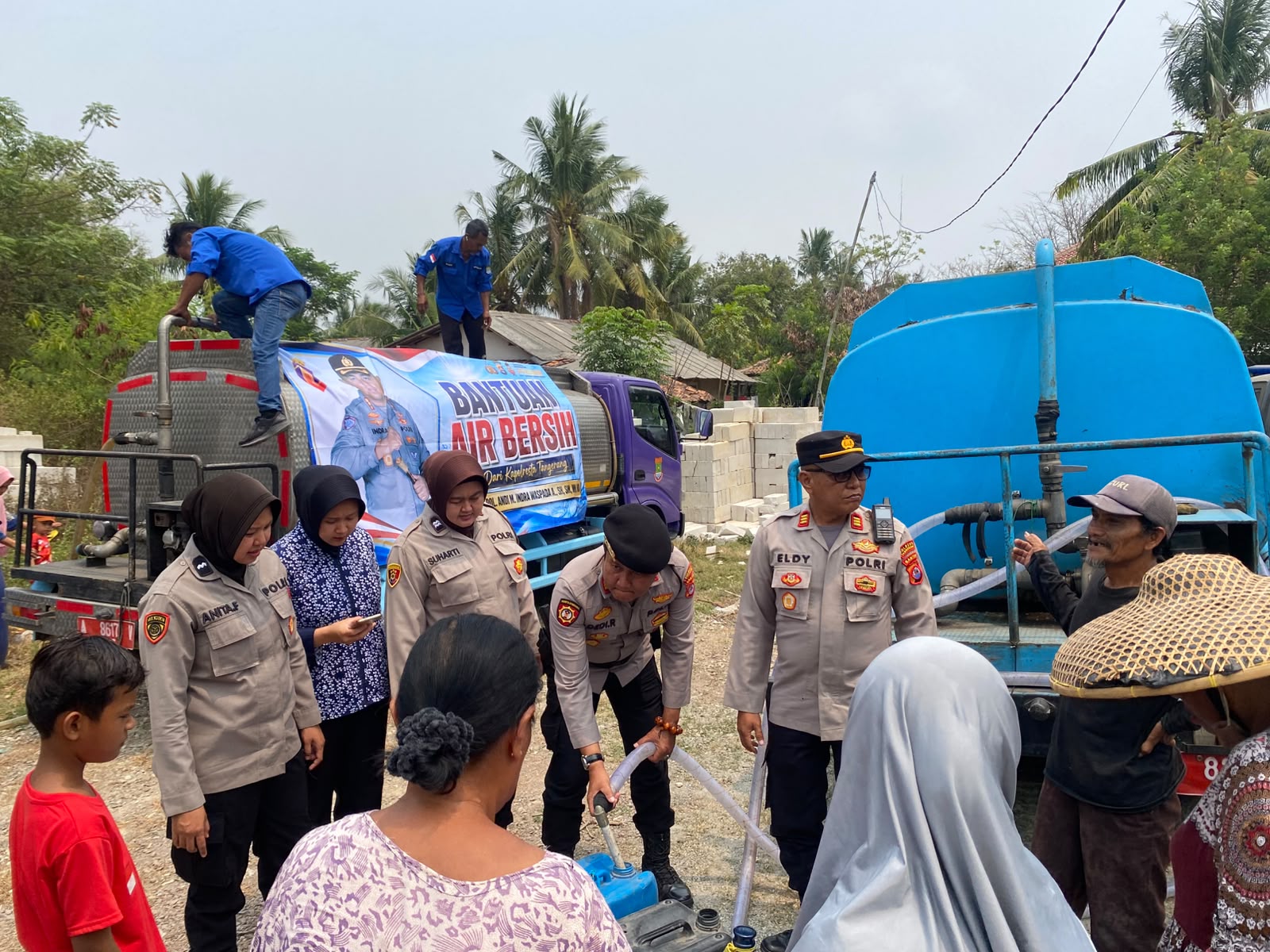 Polsek Kresek Polresta Tangerang Distribusikan Ribuan Liter Bantuan Air Bersih ke Sidoko Gunung Kaler