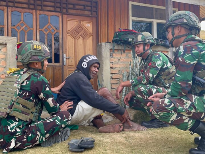 Satgas Yonif 645/Gty Gelar Pelayanan Kesehatan dan Bagikan Sargal untuk Warga Distrik Napua
