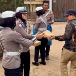 Humanis di Tengah Asap, Polantas Karib Polres Kotim Bagi-Bagi Nasi Kotak Untuk Pahlawan Karhutla dan Masyarakat