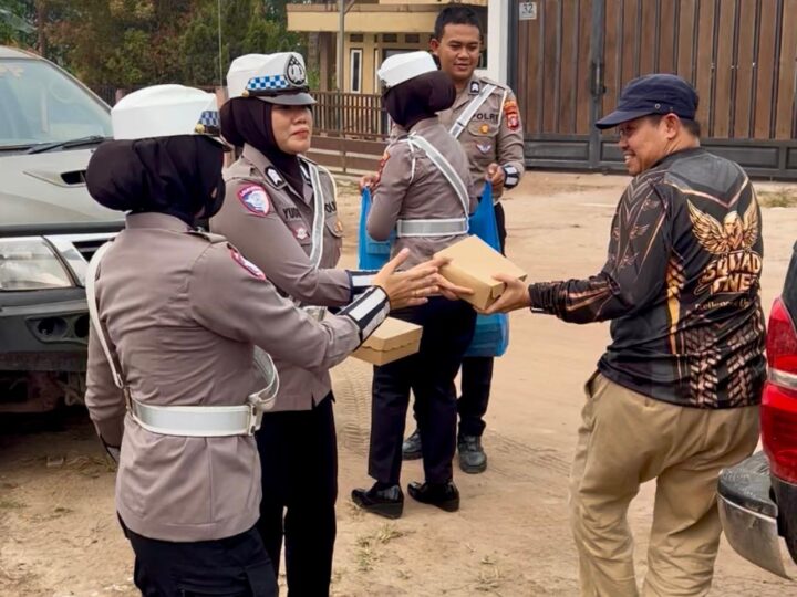 Humanis di Tengah Asap, Polantas Karib Polres Kotim Bagi-Bagi Nasi Kotak Untuk Pahlawan Karhutla dan Masyarakat