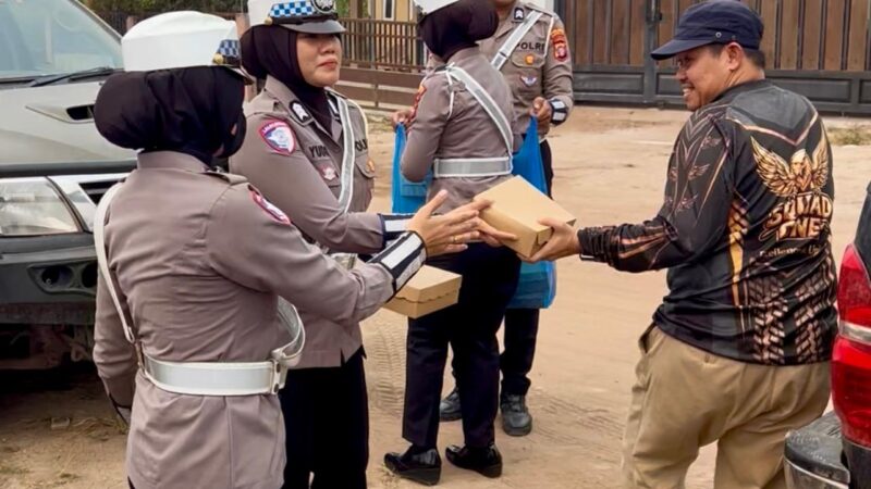 Humanis di Tengah Asap, Polantas Karib Polres Kotim Bagi-Bagi Nasi Kotak Untuk Pahlawan Karhutla dan Masyarakat