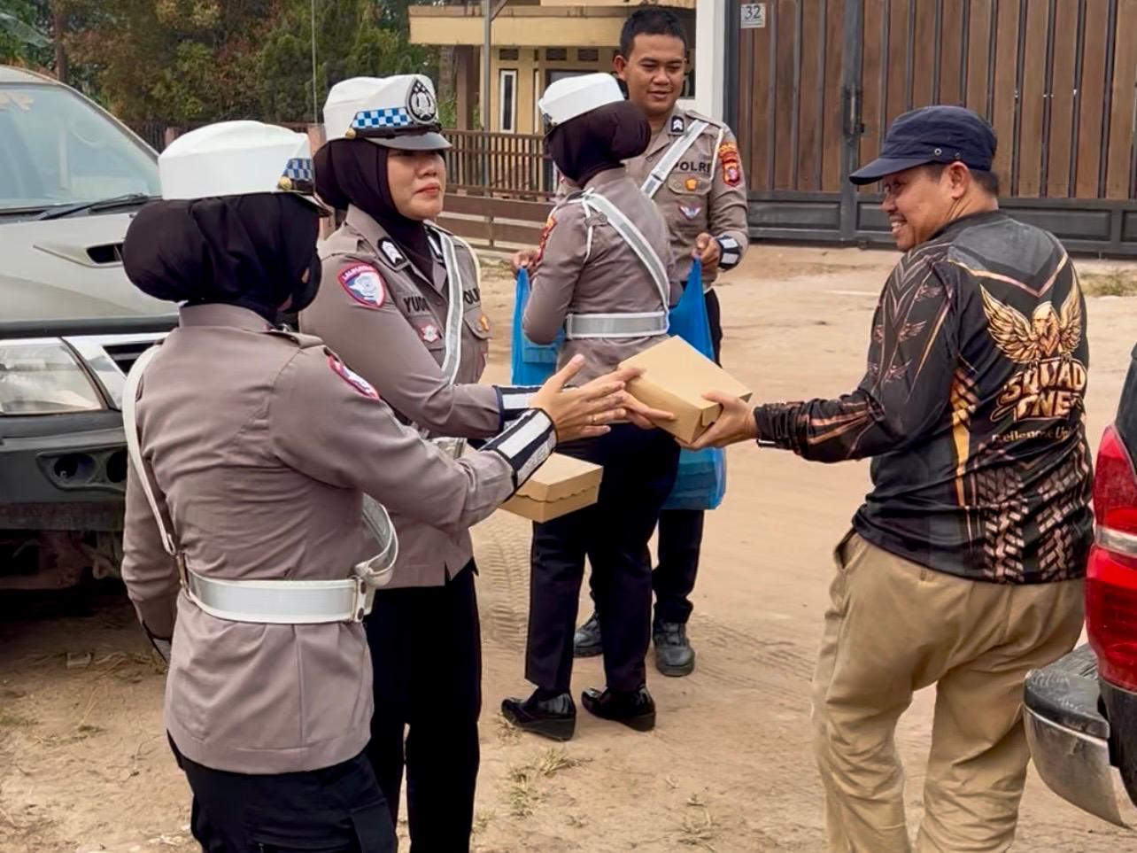 Humanis di Tengah Asap, Polantas Karib Polres Kotim Bagi-Bagi Nasi Kotak Untuk Pahlawan Karhutla dan Masyarakat