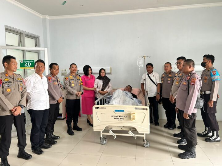 Wujud Kepedulian, Kapolres Kotim Bersama PJU Jenguk Anggota yang Sakit Usai Berjibaku Padamkan Karhutla