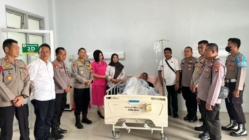 Wujud Kepedulian, Kapolres Kotim Bersama PJU Jenguk Anggota yang Sakit Usai Berjibaku Padamkan Karhutla