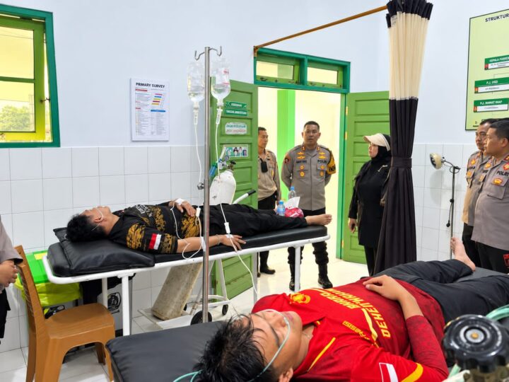Peduli Kesehatan Anggota, Kapolres Kotim Jenguk Personel yang Sakit Saat Padamkan Karhutla