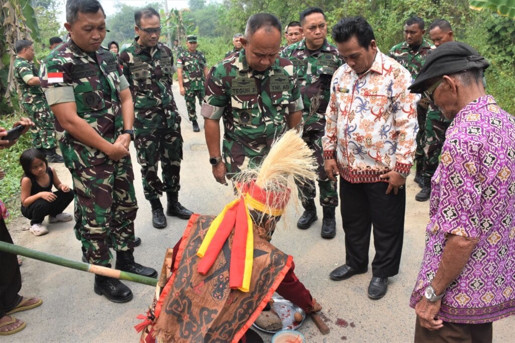 Danrem 121/Abw dampingi Tim Itjenad, Tinjau Pembangunan Rumah Dinas dan Jembatan Beton.