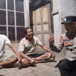 Personel Polsek Sokan Berinteraksi Langsung Dengan Warga Sampaikan Pesan Kamtibmas