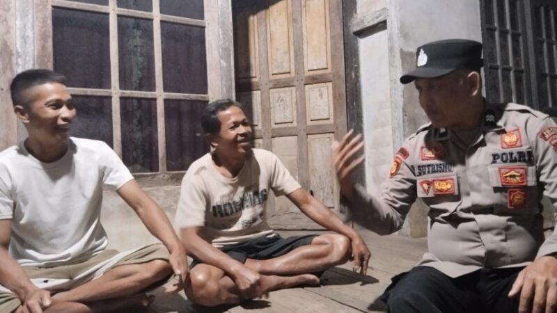 Personel Polsek Sokan  Berinteraksi Langsung Dengan Warga Sampaikan Pesan Kamtibmas