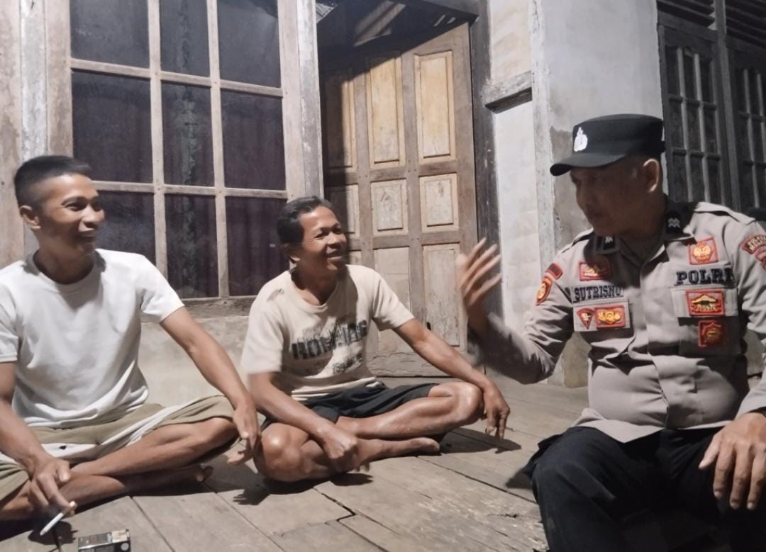 Personel Polsek Sokan  Berinteraksi Langsung Dengan Warga Sampaikan Pesan Kamtibmas