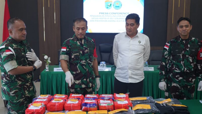 ​Tegaskan Sinergi Pembarantasan Narkoba, Danrem 121/Abw Serahkan 16,4 Kg Sabu Hasil Tangkapan Perbatasan ke BNNP Kalbar.